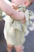 Load image into Gallery viewer, Musselin Romper Sage
