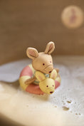 Load image into Gallery viewer, Badepuppe Kangaroots
